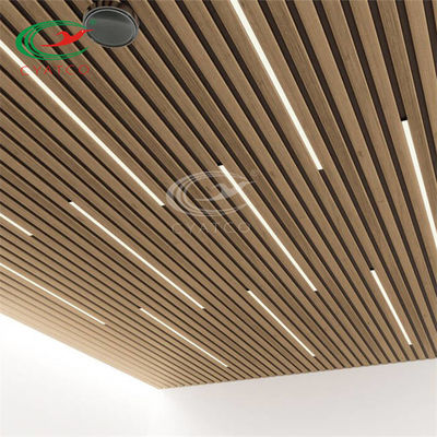 Il soffitto decorativo ha montato i pannelli di legno acustici dell'impiallacciatura dei pannelli di parete