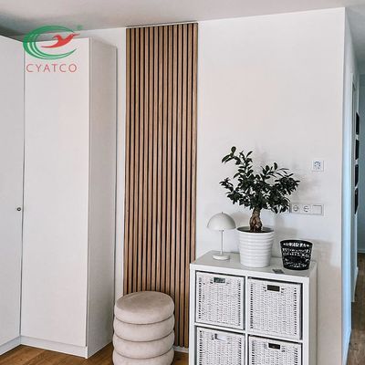 Il soffitto decorativo ha montato i pannelli di legno acustici dell'impiallacciatura dei pannelli di parete