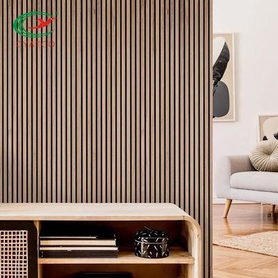La parete di legno verticale della stecca dell'appartamento arma in legno 600x1200mm fonoassorbenti